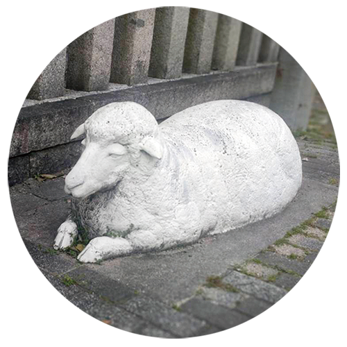 泉穴師神社　羊の石像