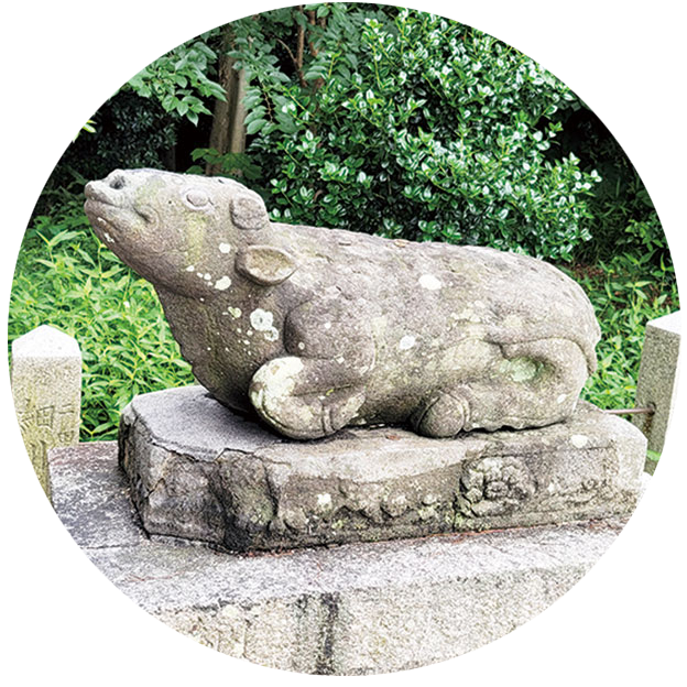 泉穴師神社　羊の石像
